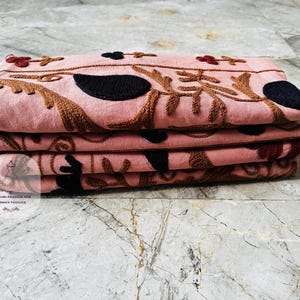 Handgemaakte Suzani plaid | Geborduurd babyroze Nederlands katoenen laken | Wandkleden | Suzani-katoenen sprei | Cadeau voor haar. afbeelding 3