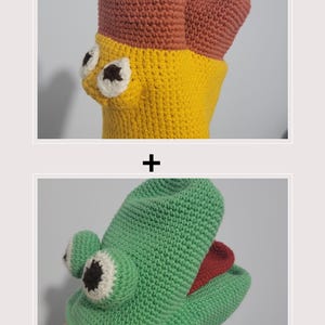 Puede incluir: Dos marionetas de mano de ganchillo. Una es amarilla con detalles marrones y ojos grandes blancos y marrones. La otra es verde con ojos blancos y marrones y una boca roja. Las marionetas están hechas a mano.
