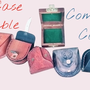 Puede incluir: Colección de estuches de brújula de cuero en varios colores y diseños. Incluye una caja de madera con interior verde. El texto dice "All Case Available" y "Compass Case".