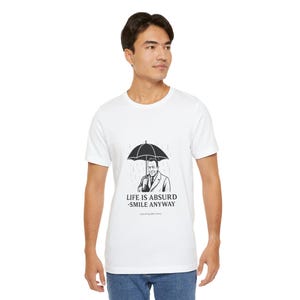 Camiseta unisex de Albert Camus - La vida es absurda, sonríe de todos modos - Camiseta de filosofía absurda imagen 10