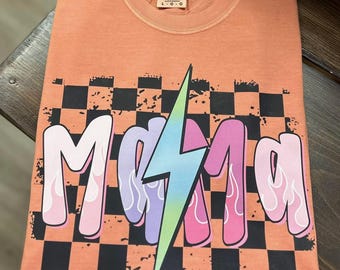 Camiseta Comfort Colors, Mamá Rayo, Mamá a cuadros