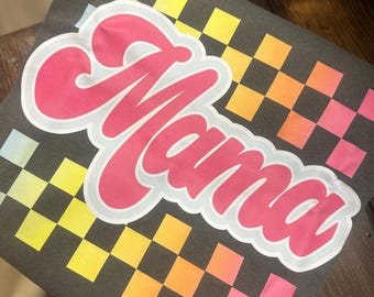 Camiseta arcoíris Comfort Colors para mamá. Regalo para mamá. ¡El color de la camiseta es pimienta!