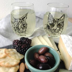 Dog and Cat Wine Glass Set of Two, Personalized Cat Wine Glass Set, Cat Dog Lover Gift, Cat Portrait Wine Glasses, Custom Wine Glasses image 4