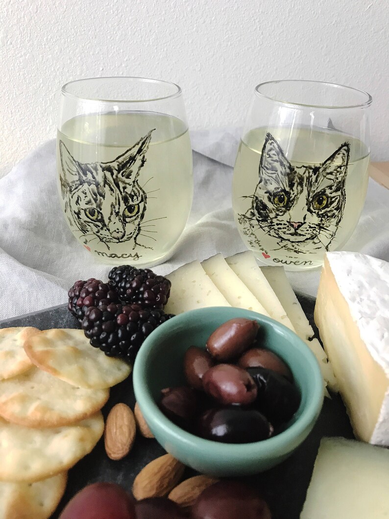 Dog and Cat Wine Glass Set of Two, Personalized Cat Wine Glass Set, Cat Dog Lover Gift, Cat Portrait Wine Glasses, Custom Wine Glasses image 4