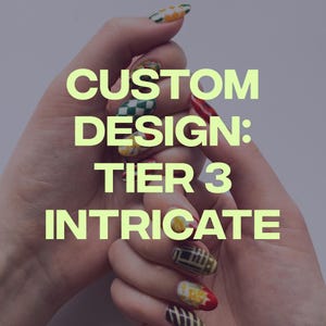 Peut inclure: Image de mains avec des ongles personnalisés et complexes de niveau 3. Les ongles présentent divers motifs, notamment des motifs à carreaux, des motifs floraux et des formes géométriques. Le texte "CUSTOM DESIGN: TIER 3 INTRICATE" est superposé à l'image.