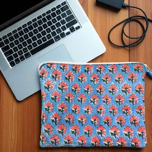 Funda para portátil de algodón acolchado con flores: Funda para MacBook verde hecha a mano