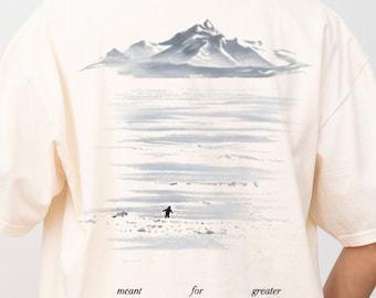 Camiseta de pingüino nihilista Comfort Colors® con estampado en la espalda, camiseta con meme de pingüino "Pero ¿por qué?", camiseta de pingüino triste en las montañas, regalo divertido y existencialista.