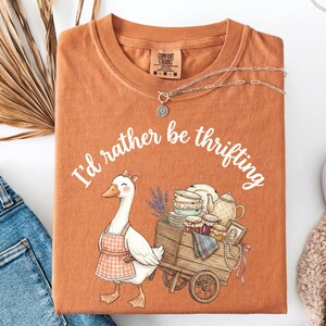 Comfort Colors® Just a Thrifty Goose シャツ、ヴィンテージ Thrifting Goose Tシャツ、コテージコア Goose シャツ、面白いThrift Loverへのギフト