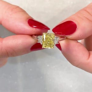 Bague de fiançailles en diamants taillés en laboratoire Radiant Cut : trois pierres fantaisie en or jaune