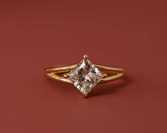 Anello di fidanzamento con moissanite taglio princess da 2 carati, anello in oro con gambo diviso, anello di promessa minimalista, anello solitario unico per donna