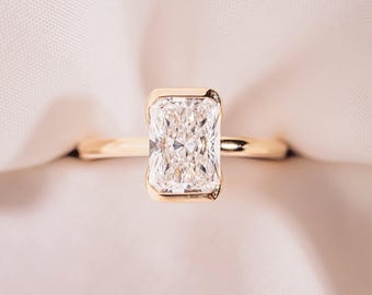 Bezelset med strålande slipning i moissanit, förlovningsring i gult guld, elegant minimalistisk solitär, unik brudgåva till henne