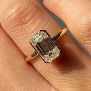 4 kt smaragd geslepen moissaniet verlovingsring: 14 kt gouden ringset