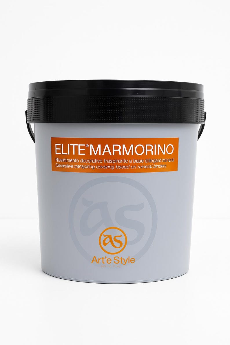Puede incluir: Un cubo gris claro con tapa y asa negras. El cubo tiene una etiqueta naranja con el texto "ELITE MARMORINO" y otro texto. Tambi&eacute;n es visible el logotipo "Art'e Style".