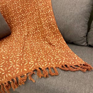 Bohobruine katoenen deken met bloemen, boerderijdecor blokprint plaid, Indiase handgemaakte katoenen sprei, decoratieve bankdeken