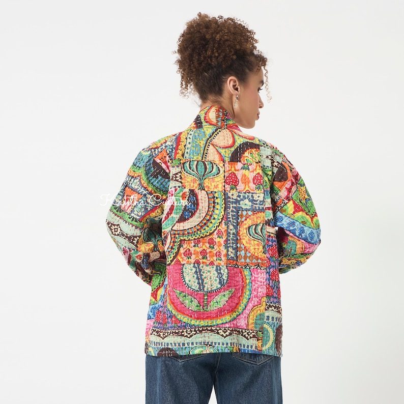 Pu&ograve; includere: Una giacca a maniche lunghe caratterizzata da un vivace design patchwork con vari motivi floreali e geometrici colorati. Il capo &egrave; realizzato con cuciture a vista in stile kantha, presenta un colletto alto e una chiusura frontale.