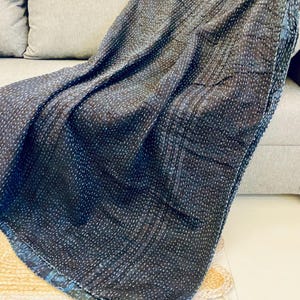 Handgefärbte Indigo Kantha Quilt, Vintage Queen, reversierbare, natürlich gefärbte blaue Kantha Tagesdecke, Überwurf