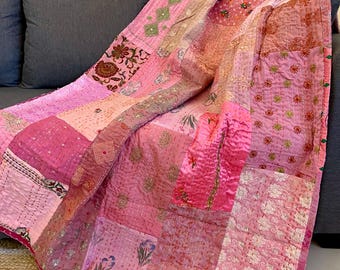 Handgemaakte vintage patchwork geborduurde kantha-quilt in roze
