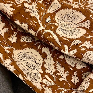 Brunt blommigt Kantha-täcke, handgjort bomullsöverkast, vändbart minimalistiskt boho-överkast, babyöverkast med queen size-motiv