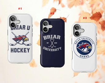 Könnte beinhalten: Drei Handyhüllen mit dem Logo der Briar University. Eine weiße Hülle zeigt "BRIAR U HOCKEY" mit einem Falken und Hockeyschlägern. Eine marineblaue Hülle hat "BRIAR UNIVERSITY EST 2015" mit gekreuzten Hockeyschlägern. Eine weiße Hülle hat ein rundes Logo mit "BRIAR UNIVERSITY HAWKS".