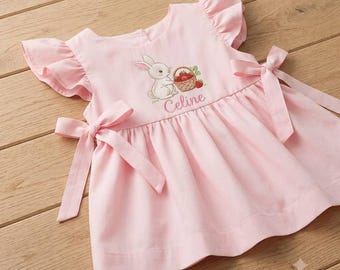 Gepersonaliseerde babyjurk met konijntje en aardbei, geborduurde peuterjurk voor meisjes, linnen jurk met eigen naam, verjaardagsoutfit met konijntje, cadeau voor een babymeisje
