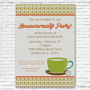 Może przedstawiać: Zaproszenie na parapetówkę z jasnobeżowym tłem. Tekst "You're invited to our Housewarming Party!" jest w pomarańczowym skrypcie. Zielona grafika filiżanki do herbaty znajduje się w prawym dolnym rogu. Zaproszenie zawiera datę, godzinę i adres.