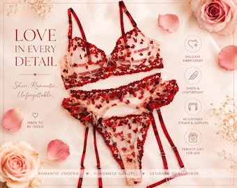 Conjunto de lencería con bordado de corazón: sujetador de malla transparente, liguero, braguita y tirantes.