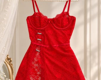 Conjunto de lencería: camisón de encaje floral rojo, babydoll seductor con tanga.