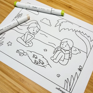 Op de afbeelding: Een zwart-wit kleurplaat met twee cartoonmeisjes op een strand met schildpadden en palmbomen. Twee Ohuhu Art Markers liggen bovenop de pagina. De kleurplaat heeft de tekst "coloringjungle.com" in de rechter benedenhoek.