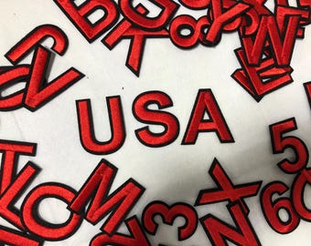 Parches de nombre bordados personalizados con letras y números góticos rojos para planchar en camisetas - Estilo gótico alfanumérico A-Z