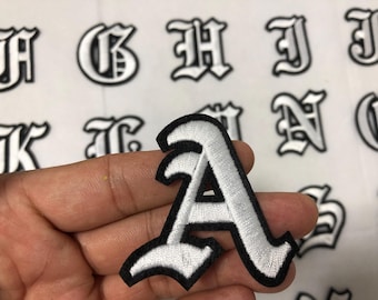Parches termoadhesivos con letras y números góticos blancos de la A a la Z de 2 pulgadas, apliques bordados personalizados con nombre para camisetas - Estilo gótico alfanumérico