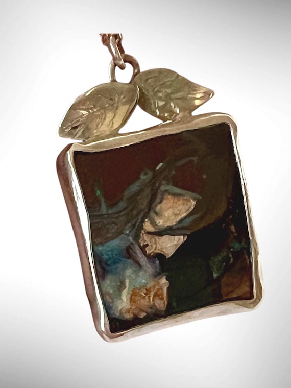 Picture opal with leaf details pendant