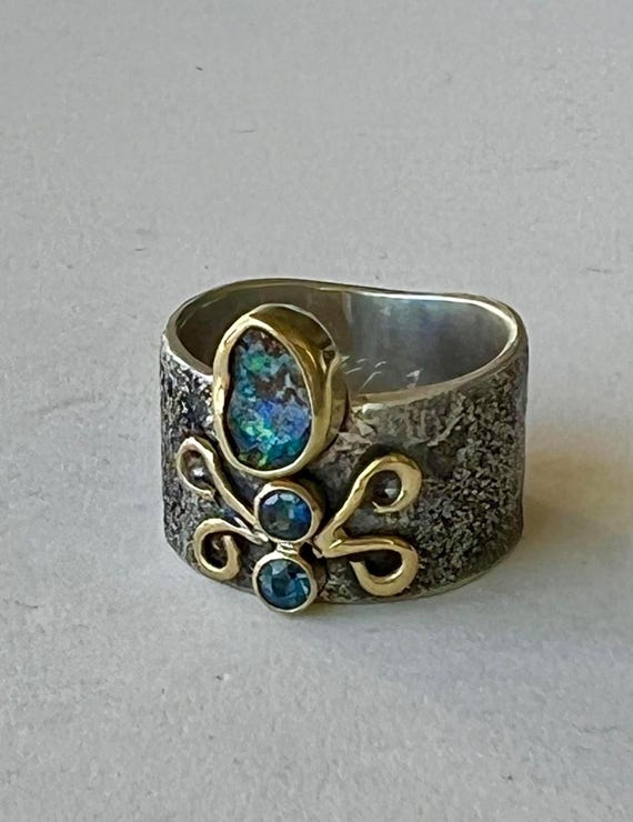 Mesmerizing Opal and Sapphire Ring - Perfect Blend of Elegance and Glamour