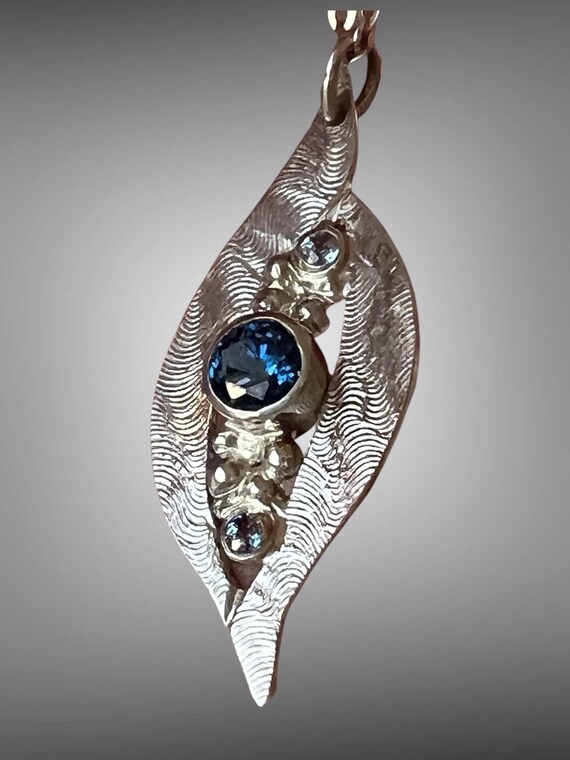 Spinel and sapphire textured pendant