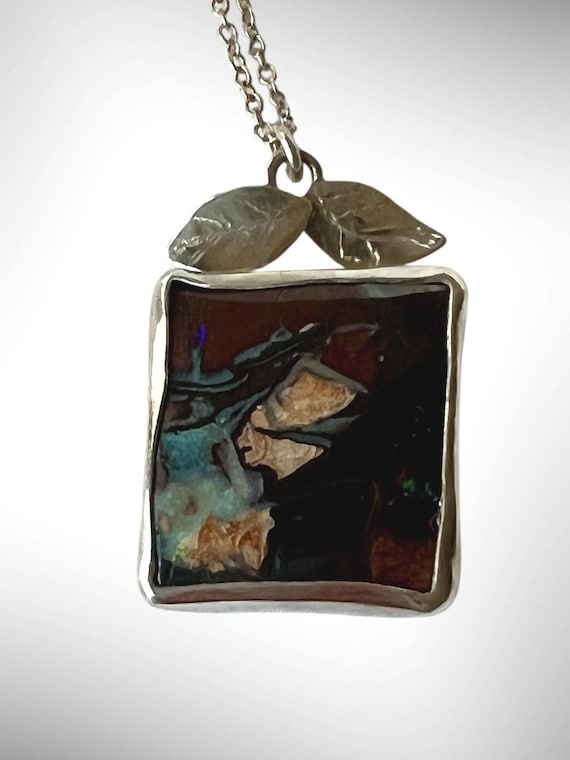 Picture opal with leaf details pendant