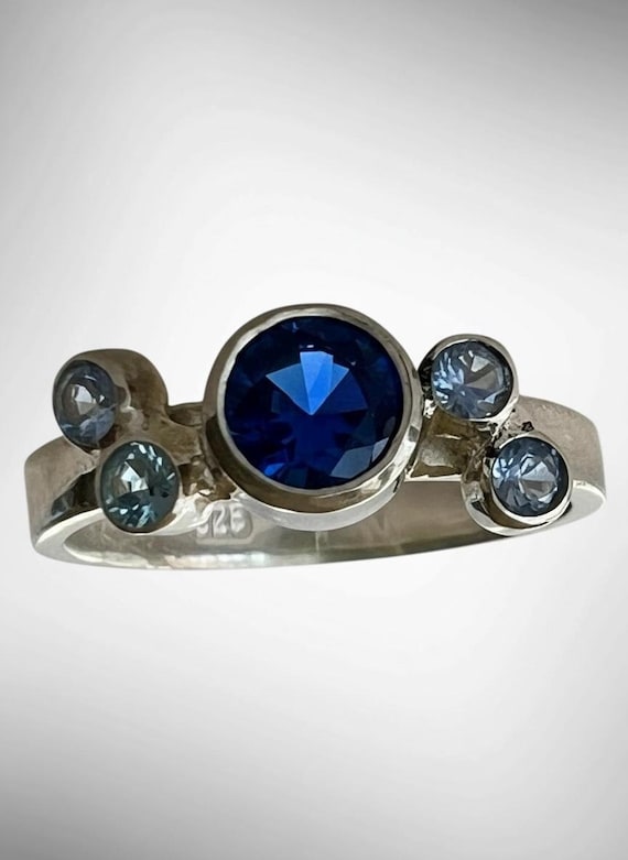 Spinel and sapphire ring