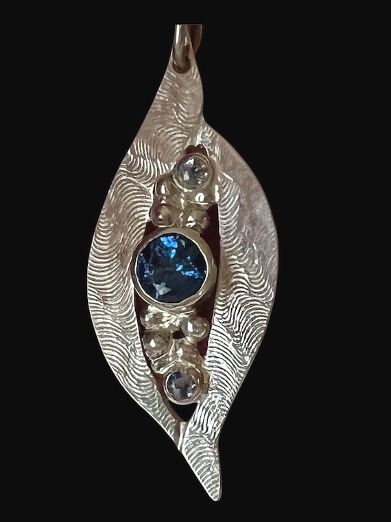 Spinel and sapphire textured pendant