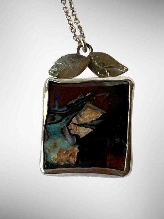 Picture opal with leaf details pendant