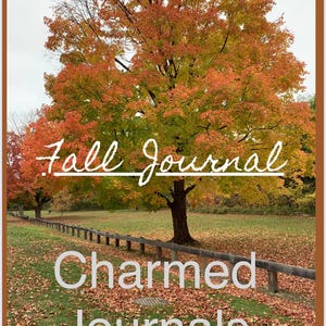 Peut inclure: Une scène automnale vibrante avec un grand arbre aux feuilles orange, rouges et jaunes. Le texte "Fall Journal" et "Charmed Journals" est superposé. Une clôture en bois et des feuilles mortes sont au premier plan.
