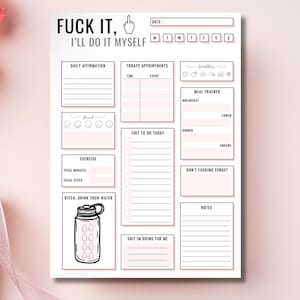 Może przedstawiać: Biało-różowy dzienny planer z napisem "FUCK IT, I'LL DO IT MYSELF". Zawiera sekcje na spotkania, afirmacje, ćwiczenia, śledzenie posiłków i notatki. Zawiera również grafikę butelki wody.