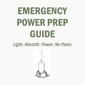 Op de afbeelding: Een illustratie van een brandende kaars in een houder, met de tekst "EMERGENCY POWER PREP GUIDE" erboven en "Light. Warmth. Power. No Panic." eronder. De afbeelding staat op een witte achtergrond.