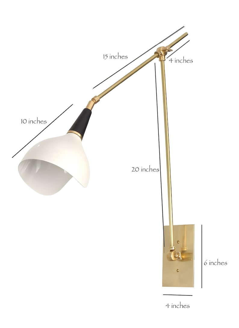 Op de afbeelding: Een moderne wandlamp met een witte kap, zwarte en gouden accenten en een messing afwerking. De lamp strekt zich uit over 38 cm, met een kap van 25 cm. De basis is 10 x 15 cm en de arm is 51 cm lang.