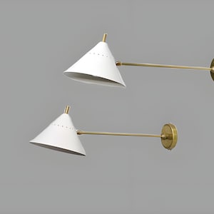 Moderne Italiaanse messing wandkandelaar uit het midden van de eeuw grote Stilnovo-wandlamp Sputnik Elegance Brass wandlamp bedlampje