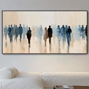 Può includere: Una grande opera d'arte murale rettangolare che presenta un dipinto astratto di una folla di persone in cammino. Le figure sono rese in tonalità blu scuro, nero e grigio su uno sfondo beige chiaro e crema con una sottile cornice nera.