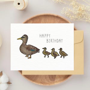 Cartão de Feliz Aniversário Pato e Patinhos – Cartão de Aniversário da Natureza Desenhado à Mão 5x7 – Cartão de Saudações de Animais Fofos para Todas as Idades – Em Branco por Dentro