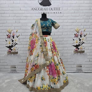 Lehenga Choli de organza con estampado floral: blusa de seda verde, dupatta bordada
