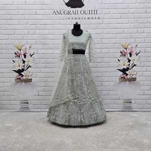 Indisk bröllopsdesigner med mintgrön fjärilsmjukt nät Lehenga Choli och Dupatta för kvinnor