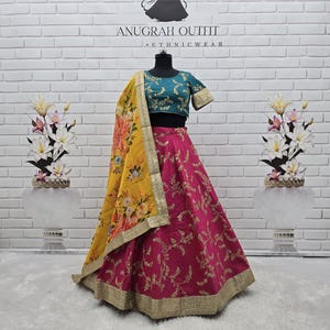 Różowa jedwabna lehenga choli: haft cekinowy, dupatta z organzy
