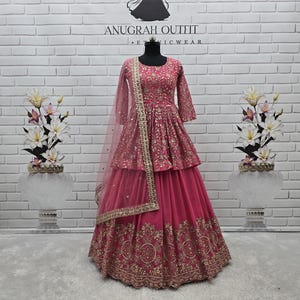 Różowa Georgette Lehenga Choli: Haftowany indyjski strój ślubny