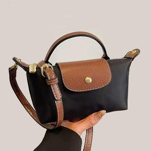Kleine wasserdichte Damen-Umhängetasche, Schicke Mini-Handtasche aus Nylon und Kunstleder, Trendy leichte Umhängetasche 2025, Geschenkidee für Frauen