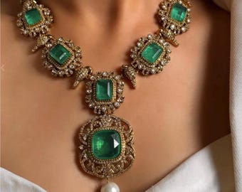 22k Gold Plated Reines Silber Set Kundengerechte Braut Set, Smaragd Moissanite Set mit Ohrringen, Begum's Mint Glory, Sabyasachi Schmuck